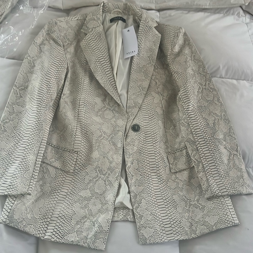 AKIRA ASHTIN OVERSIZED SNAKE PRINT BLAZER. SIZE: SMALL